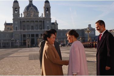 La reine Letizia et le roi Felipe VI d'Espagne accueillent le couple présidentiel chinois à Madrid, le 28 novembre 2018