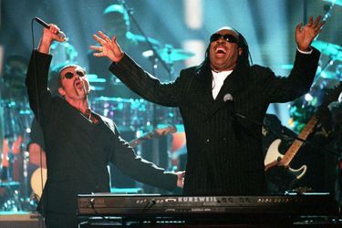 George Michael en concert avec Stevie Wonder à New York en 1997.