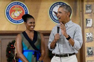 Michelle et Barack Obama devant les Marines à la base de Kanoehe Bay à Hawaï