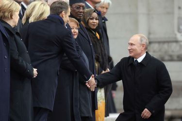 Vladimir Poutine serre la main à Emmanuel Macron