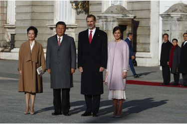 La reine Letizia et le roi Felipe VI d'Espagne avec le président chinois Xi Jinping et sa femme à Madrid, le 28 novembre 2018