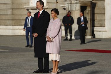 La reine Letizia, dans un manteau Carolina Herrera, et le roi Felipe VI d'Espagne à Madrid, le 28 novembre 2018