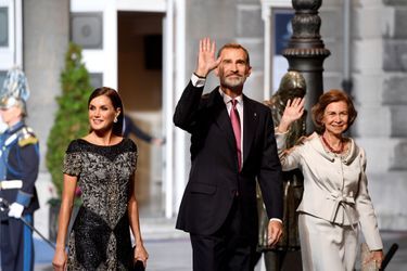 La reine Letizia, le roi Felipe VI et l'ex-reine Sofia d'Espagne à Oviedo, le 19 octobre 2018