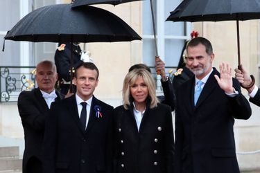 Emmanuel et Brigitte Macron accueillent le roi d&#039;Espagne Felipe.