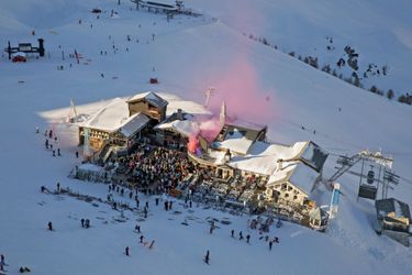 16 heures, le summum de la fête sous le soleil couchant, à Val-d’Isère, la première Folie douce inaugurée par Luc Reversade