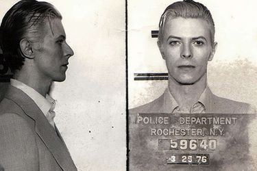 En mars 1976, David Bowie est arrêté pour possession de marijuana.