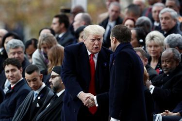 Donald Trump serre la main à Emmanuel Macron.