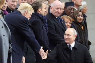 Poignée de mains Trump-Poutine.