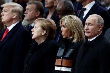 Donald Trump, Angela Merkel, Brigitte Macron et Vladimir Poutine à la cérémonie. 