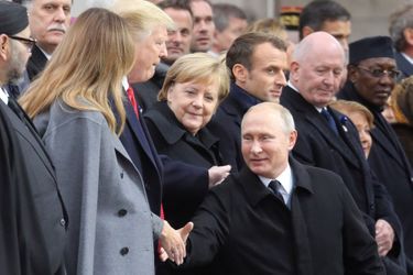 Vladimir Poutine salue Melania Trump.