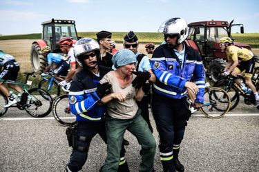 Les forces de l'ordre délogent des manifestants lors de la 16e étape du Tour de France. 