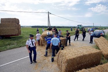 Les forces de l'ordre délogent des manifestants lors de la 16e étape du Tour de France. 