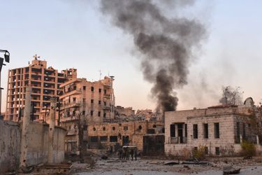 Fumée dans le quartier de Bustan al-Basha à Alep, le 28 novembre.