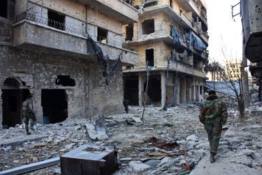 Des soldats du régime au milieu du quartier de Bustan al-Basha à Alep, le 28 novembre.