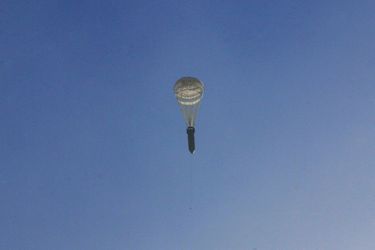 Un missile porté par un parachute au-dessus du quartier d&#039;al-Qaterji, le 28 novembre.