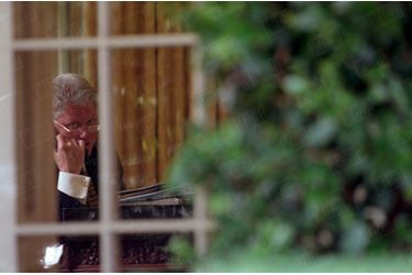 Bill Clinton au travail dans le bureau ovale de la Maison Blanche, le 31 juillet 1998.