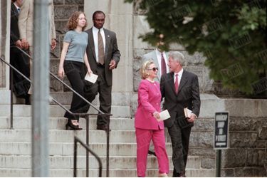Bill Clinton, son épouse Hillary et leur fille Chelsea à la sortie de la messe à Washington, le 9 août 1998.