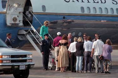 Bill Clinton, son épouse Hillary et leur fille Chelsea quittent Washington pour quelques jours de vacances sur l'île de Martha's Vineyard, dans le Massachusetts, le mardi 18 août. La veille, le président américain avait avoué le caractère « inappropriée » de sa relation avec Monica Lewinsky à la télévision, juste après sa déposition devant un grand jury.