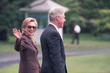 Hillary Clinton fait bonne figure, accompagnant Bill pour des vacances dans les Hamptons, en juillet 1998.