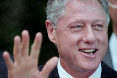 Bill Clinton lors d’une conférence de presse dans le Rose Garden de la Maison Blanche, le 31 juillet 1998. Trois jours avant, le 28 juillet, Monica Lewinsky, obligée de reconnaitre sa relation avec Clinton face au procureur Kenneth Starr, avait passé un accord provisoire avec lui afin de bénéficier d'un statut d'immunité, en échange de révélations sur ses relations avec le président américain.