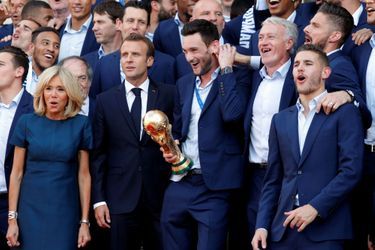 Emmanuel Macron et son épouse Brigitte ont accueilli lundi en début de soirée les joueurs de l'équipe de France de football après leur descente des Champs-Elysées pour célébrer leur titre de champions du monde.