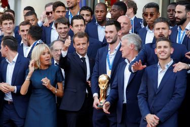 Emmanuel Macron et son épouse Brigitte ont accueilli lundi en début de soirée les joueurs de l&#039;équipe de France de football après leur descente des Champs-Elysées pour célébrer leur titre de champions du monde.