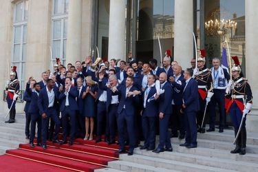Emmanuel Macron et son épouse Brigitte ont accueilli lundi en début de soirée les joueurs de l&#039;équipe de France de football après leur descente des Champs-Elysées pour célébrer leur titre de champions du monde.