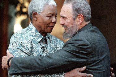 Fidel Castro, photographié en septembre 2001 avec Nelson Mandela.