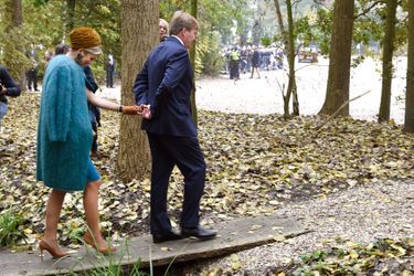 Pas très adaptée la tenue de la reine Maxima des Pays-Bas ce jeudi 27 octobre<br />
 quand elle a dû franchir un cours d’eau dans le paysage national de Noordoost Twente. Heureusement, Willem-Alexander était là pour elle.