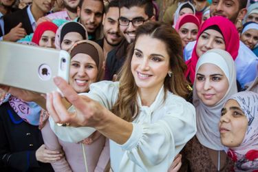 La reine Rania de Jordanie a dégainé son smartphone, ce mercredi 19 octobre<br />
, pour immortaliser par un selfie sa rencontre avec de futurs enseignants qualifiés.