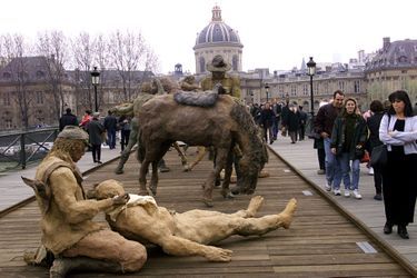 Les Sculptures D'Ousmane Sow, Exposées Sur Le Pont Des Arts À Paris En Mars 1999 2