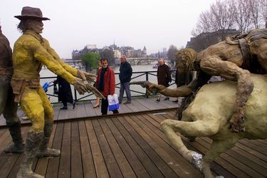 Les Sculptures D'Ousmane Sow, Exposées Sur Le Pont Des Arts À Paris En Mars 1999 3