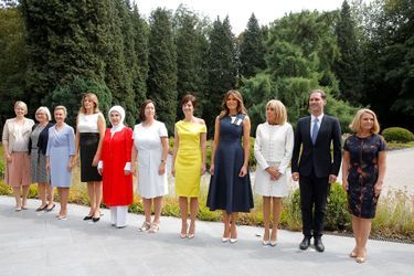 Ulla Löfvén (épouse du premier ministre suédois), Mojca Stropnik (compagne du chef du gouvernement de la Slovénie), la première dame bulgare Desislava Radeva, la première dame turque Emine Erdogan, Ingrid Schulerud (épouse du Secrétaire général de l'Otan), Amélie Derbaudrenghien (compagne du premier ministre belge), la première dame des Etats-Unis Melania Trump, la première dame française Brigitte Macron, Gauthier Destenay (époux du premier ministre du Luxembourg), Małgorzata Tusk (épouse du Président du Conseil européen)