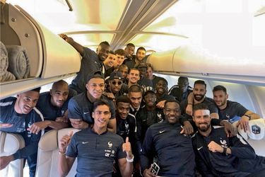 Les 23 joueurs posent pour la photo de groupe dans l’avion. Au premier plan, Raphaël Varane et Kylian Mbappé, Steve Mandanda et Olivier Giroud.