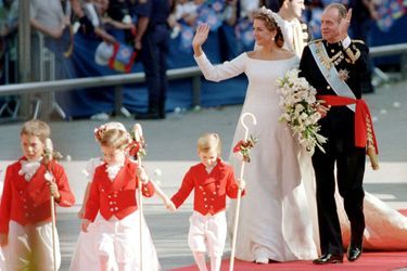 L'infante Cristina d'Espagne, le jour de son mariage, avec son père le roi Juan Carlos, à Barcelone le 4 octobre 1997