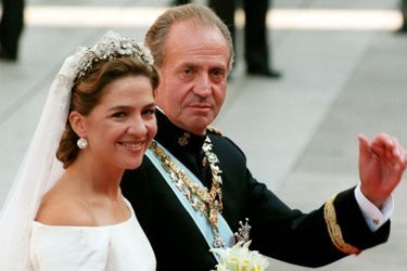 La princesse Cristina d'Espagne avec son père le roi Juan Carlos à Barcelone, le 4 octobre 1997
