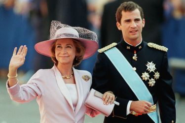 La reine Sofia d'Espagne et son fils le prince Felipe au mariage de l'infante Cristina d'Espagne et de Inaki Urdangarin, à Barcelone le 4 octobre 1997