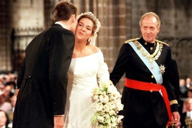 L'infante Cristina d'Espagne avec son père le roi Juan Carlos et son fiancé Inaki Urdangarin, à Barcelone le 4 octobre 1997