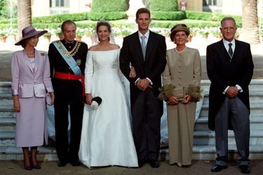 L'infante Cristina d'Espagne et Inaki Urdangarin le jour de leur mariage, posant avec leurs parents, à Barcelone le 4 octobre 1997