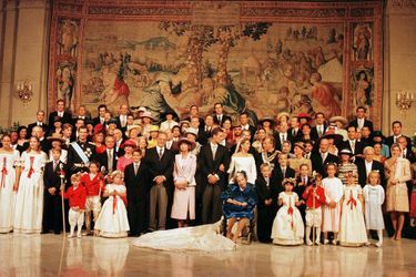 La photo officielle du mariage de l'infante Cristina et de Inaki Urdangarin célébré à Barcelone le 4 octobre 1997