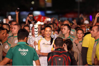 Adriana Lima porte la flamme olympique à Rio.