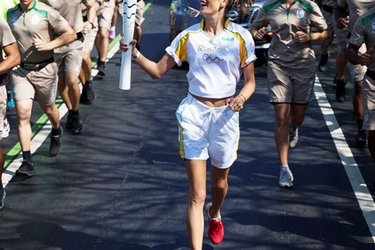 Alessandra Ambrosio porte la flamme olympique à Rio.