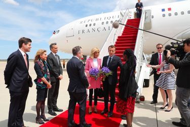 Emmanuel Macron et son épouse Brigitte au pied de l&#039;avion, sur le tarmac d&#039;Andrews Air Force Base.