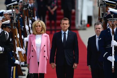 Emmanuel Macron et son épouse Brigitte au pied de l&#039;avion, sur le tarmac d&#039;Andrews Air Force Base.