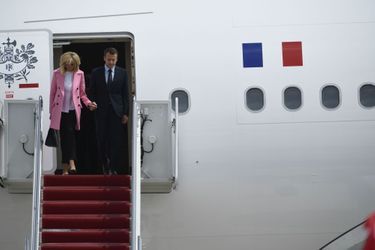 Emmanuel et Brigitte Macron quittent l&#039;Airbus présidentiel, lundi, au premier jour de la visite d&#039;Etat à Washington.