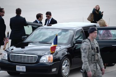 Emmanuel et Brigitte Macron s&#039;installent à bord de leur voiture, pour rejoindre Washington.