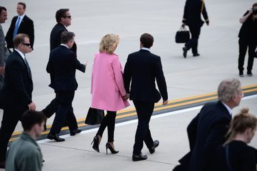 Emmanuel et Brigitte Macron, sur le tapis rouge, rejoignent leur limousine.
