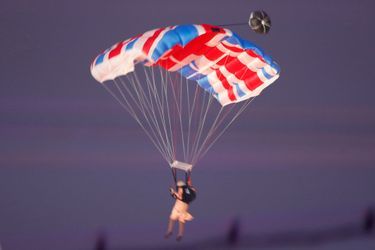Le mythique saut en parachute de reine Elizabeth II lors de la cérémonie d'ouverture des JO de Londres, le 28 juillet 2012