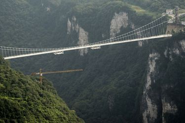 Le pont est long de 430 m et perché à 300 m au-dessus du sol