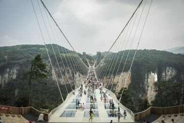 Le pont est long de 430 m et perché à 300 m au-dessus du sol